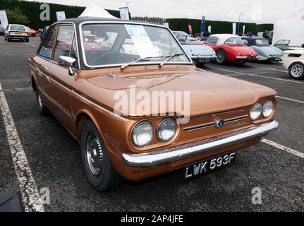 Dreiviertelansicht von Bronze 1968, Sunbeam Stiletto, ausgestellt in der Autoklubs Zone des Silverstone Classic 2019 Stockfoto