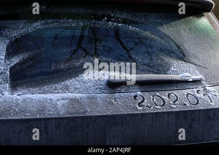 An einem frostigen Morgen auf die gefrorenen Autofenster zeichnen Stockfoto