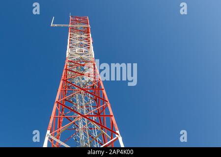 Antenne der Kommunikation Gebäude, Funkturm, Ansicht von unten, rote Metall Spalte Stockfoto