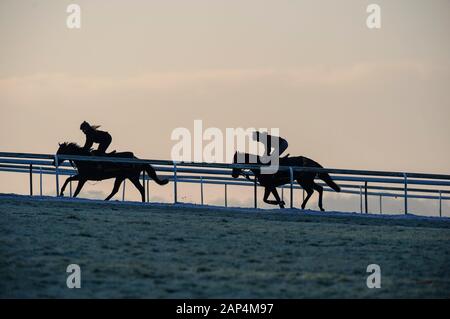 Newmarket, Großbritannien. 21. Januar, 2020. Jockeys reiten auf einem eisigen Morgen auf Training von Newmarket galoppiert. Credit: Mark Bullimore/Alamy leben Nachrichten Stockfoto