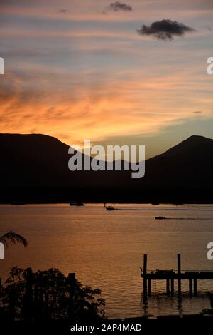 Morgengrauen Sonnenaufgang und Angelausbruch für den Tag im Hafen von Cairns, Cairns, Queensland, Australien Stockfoto