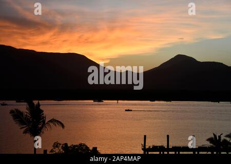 Morgengrauen Sonnenaufgang und Angelausbruch für den Tag im Hafen von Cairns, Cairns, Queensland, Australien Stockfoto