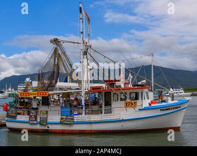 Trawn Star Floating Seafood Restaurant Trawler Boat mit frischen Meeresfrüchten in Cairns Marina, Queensland, Australien Stockfoto