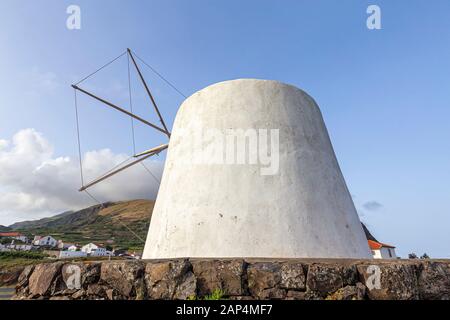 Ein altes weißes Gebäude in Vila do Corvo auf der Insel Corvo auf den Azoren, Portugal. Stockfoto