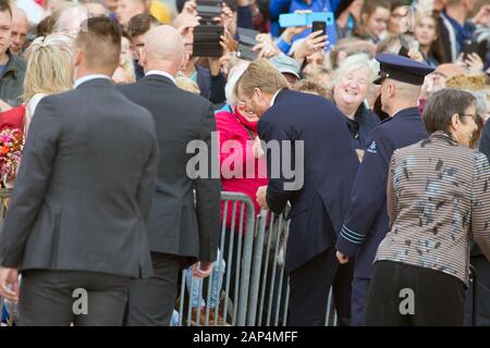 Hoogeveen, Niederlande - 18 September 2019: König Willem Alexander grüßt das Publikum bei ihrem Besuch in Hoogeveen, Niederlande Stockfoto