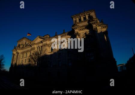Berlin, Deutschland. 21 Jan, 2020. Die aufgehende Sonne badet der Reichstag in ein besonderes Licht. Credit: Paul Zinken/dpa/Alamy leben Nachrichten Stockfoto