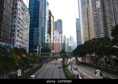 Blick auf den urbanen Canyon auf der Gloucester Road im angesagten Viertel Wan Chai in Hongkong. Stockfoto