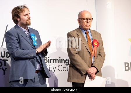 Der Labor-Abgeordnete Jack Dromey (rechts) behielt seinen Sitz in Erdington Birmingham bei den von Robert Alden, links, der konservativen Partei gratulierten Parlamentswahlen. Stockfoto