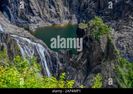 Blick auf die Barron Falls vom Bahnhof Barron Fall auf der Strecke nach Kuranda, Kuranda Scenic Railway, Cairns, Queensland, Australien Stockfoto