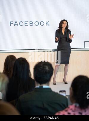 Facebook Chief Operating Officer Sheryl Sandberg spricht während einer Pressekonferenz in London die Pläne der Social Media Unternehmen 1.000 mehr Menschen im Vereinigten Königreich bis Ende 2020 zu verkünden. PA-Foto. Bild Datum: Dienstag, 21. Januar 2020. Siehe PA GESCHICHTE TECHNIK Facebook. Photo Credit: Dominic Lipinski/PA-Kabel Stockfoto