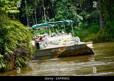 GMC Chevrolet DUKW sechsrädrige amphibische Fahrzeuge auf Wasser mit Touristen im Regenwald Stockfoto