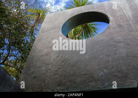 Teil der Four-Square (Spaziergang durch) (1966): Barbara Hepworth Sculpture Garden, St Ives, Cornwall Stockfoto