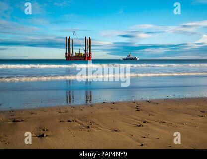 Thorntonloch, East Lothian, Schottland, Großbritannien. Januar 2020. Ein Wanderkahn, Wavewalker 1, kam diesen Monat an, um geotechnische Erhebungsarbeiten in der Bucht zu erledigen, um darauf vorzubereiten, dass im Firth of Forth später in diesem Jahr Offshore-Windparks gebaut werden, wobei die Stromkabel hier an Land kommen Stockfoto