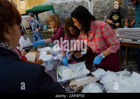 Einheimische im toskanischen Bergdorf Gavinana beim Oktoberfest, das die Kastanienernte feiert. Stockfoto