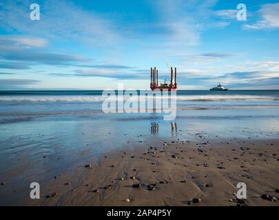 Thorntonloch, East Lothian, Schottland, Großbritannien. Januar 2020. Ein Wanderkahn, Wavewalker 1, kam diesen Monat an, um geotechnische Erhebungsarbeiten in der Bucht zu erledigen, um darauf vorzubereiten, dass im Firth of Forth später in diesem Jahr Offshore-Windparks gebaut werden, wobei die Stromkabel hier an Land kommen Stockfoto