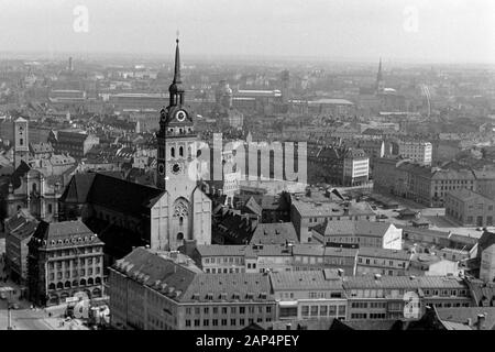 Blick auf St. Peter, links die Heilig-Geist-Kirche, rechts der Viktualienmarkt, 1957. Blick auf St. Peter mit der Kirche des Heiligen Geistes in der linken hinteren und der Viktualienmarkt in der rechten hinteren, 1957. Stockfoto