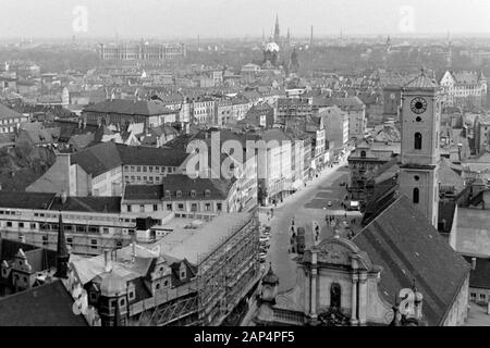 Blick von St. Peter in die Heilig-Geist-Kirche, im Hintergrund St. Lukas und der Hofgarten mit der Münchner Residenz, 1957. Blick von St. Peter in der Kirche des Heiligen Geistes, in der Rückseite St. Luke's Church und der Hof Garten mit Residenz München, 1957. Stockfoto