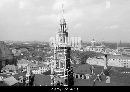 Blick auf das Neue Rathaus am Marienplatz, 1957. Blick auf das Neue Rathaus auf Maria's Square, 1957. Stockfoto