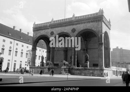 Feldherrnhalle Sterben am Odeonsplatz, 1957. Feldherrnhalle, engl. Feldherren' Hall, am Odeonsplatz, 1957. Stockfoto