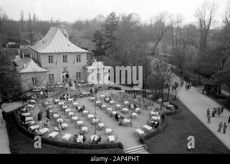 Blick auf das Restaurant am Chinesischen Turm, 1957. Blick auf das Restaurant neben dem Chinesischen Turm, 1957. Stockfoto