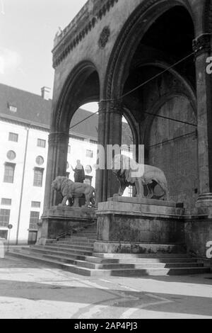 Feldherrnhalle Sterben am Odeonsplatz, 1957. Feldherrnhalle, engl. Feldherren' Hall, am Odeonsplatz, 1957. Stockfoto