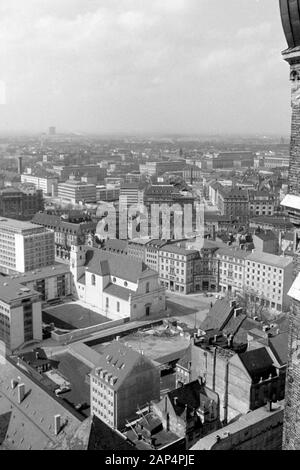 Blick in die ehemalige Karmelitenkirche St. Nikolaus", "heute" Archiv des Erzbistums München und Freising, links das Katholische Kirchensteueramt München sowie die Neue Maxburg mit Maxturm. Rechts im Mittelgrund der Karolinenplatz mit Obelisk, 1957. Blick auf die ehemalige Karmeliterkirche St. Nikolaus, die heutzutage als das Archiv des Erzbistums München und Freising verwendet, auf der linken die Räumlichkeiten der Katholischen Kirche Steuerbehörde und das Gebäude als Neue Maxburg mit dem Max-Turm. In den Mittelgrund rechts Caroline's Square mit dem Obelisken, 1957. Stockfoto