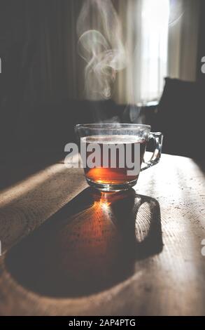 Schwarzer Tee in Glaskasse. Nahaufnahme. Moody Light im Hintergrund. Stockfoto
