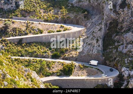 Die Autos auf dem Weg durch die Serra de Tramuntana auf Mallorca. Spanien Stockfoto