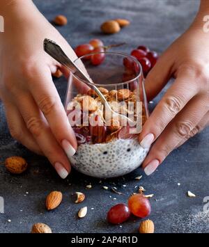 Chia Pudding-Parfait mit roten Trauben und Mandeln schließen sich an Stockfoto