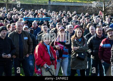 Wütende Westham United Fußballfans protestieren gegen West Ham Mitbesitzer David Sullivan und David Gold außerhalb des West Ham Olympiastadions, Stratford. Stockfoto