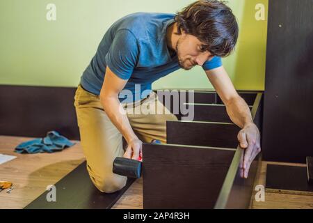 Frustriert Mann Zusammenstellung Selbstmontage Möbel Stockfoto