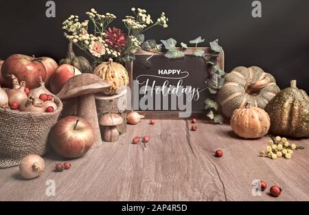 Herbst Stillleben mit Äpfeln, Dekorationen und Text "Hallo Herbst' auf der Kreidetafel. Dieses Bild wird gestrafft. Stockfoto