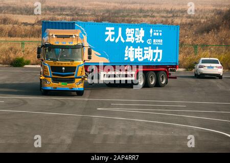 Ein selbstfahrender bretonischer L3-Elektro-Truck-Test auf dem autonomen Fahrzeugtestgelände in Lingang, Shanghai, der speziell für den Kommenbetrieb konzipiert ist Stockfoto