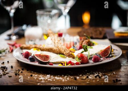 Käseplatte für zwei auf einem Teller im Restaurant serviert. Stockfoto