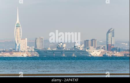 HMS Queen Elizabeth, die in Portsmouth einlief Stockfoto