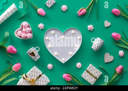 Geometrische Valentine flach mit Valentinstag Datum 14. Februar auf Kalender, Blumen, Geschenke, Herz, rosa Marshmallows und Kaffeetassen. Herz mit LIGH Stockfoto
