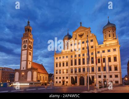 Augsburger Stadtbild mit beleuchtetem Perlach-Turm (Perlachturm) und Rathaus (Augsburger Rathaus) am Rathausplatz, Augsburg, Schwaben, Bayern, Deutschland Stockfoto
