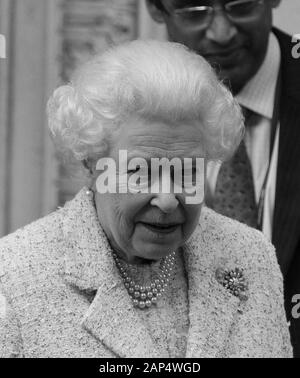 London, UK, 10. Juni, 2013: Queen Elizabeth ll Entlassung nach dem Besuch von Prinz Philip, Herzog von Edinburgh an seinem Geburtstag Stockfoto