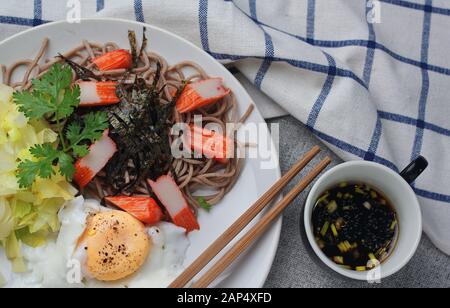 Buchweizennudel mit Dippsauce serviert Stockfoto