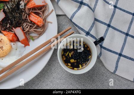 Buchweizennudel mit Dippsauce serviert Stockfoto