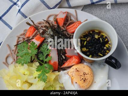 Buchweizennudel mit Dippsauce serviert Stockfoto