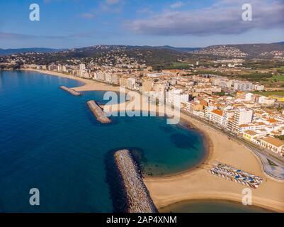 Antenne drone Bild vom kleinen Dorf Sant Antoni de Calonge aus Spanien, an der Costa Brava Stockfoto