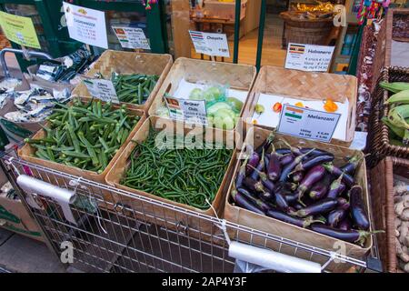 Obst und Gemüse auf dem Naschmarkt, Wien, Österreich. Stockfoto