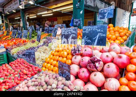 Obst und Gemüse auf dem Naschmarkt, Wien, Österreich. Stockfoto