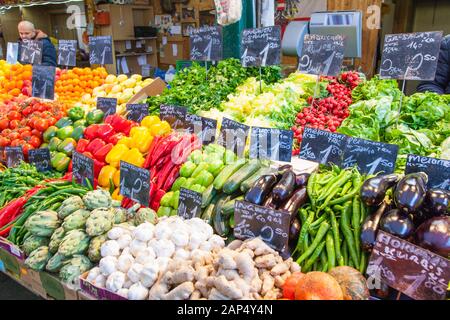 Obst und Gemüse auf dem Naschmarkt, Wien, Österreich. Stockfoto
