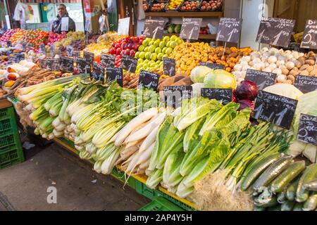 Obst und Gemüse auf dem Naschmarkt, Wien, Österreich. Stockfoto