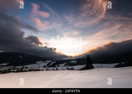 Sonnenaufgang am Bieszczady-gebirge in Carpathia, Polen im Winter Saison. Stockfoto