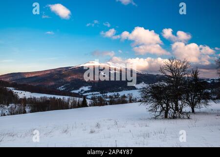 Cloudscape bei Wetlina im Bieszczady-gebirge, Polen im Winter Saison. Stockfoto