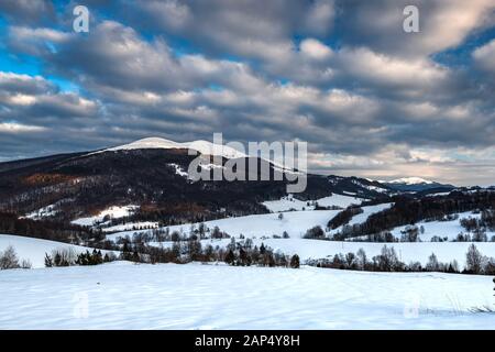 Cloudscape bei Wetlina im Bieszczady-gebirge, Polen im Winter Saison. Stockfoto