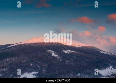 Sonnenaufgang über Polonyna Carynska Wetlinska und in den Karpaten. Bieszczady, Polen im Winter Saison. Stockfoto